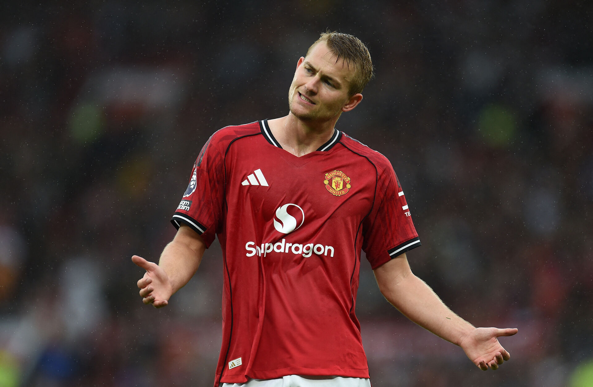 Matthijs de Ligt står med hovedet på skrå og trækker på skuldrene.