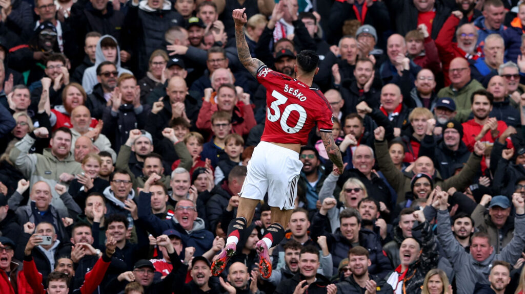 Benjamin Sesko fejrer sit første mål for Manchester United på Old Trafford.