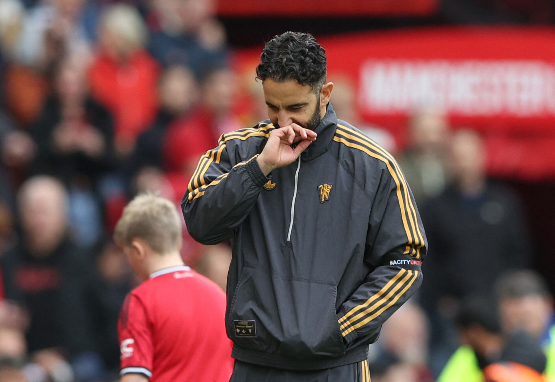 Ruben Amorim med en kno ved mundtøjet.