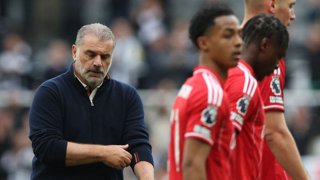 Ange Postecoglou med lukkede øjne efter nyt nederlag.