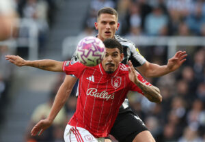 Nottingham Forests Morgan GIbbs-White i kamp om bolden mod Newcastles Sven Botman