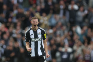 Emil Krafth fejrer en sejr for Newcastle United.