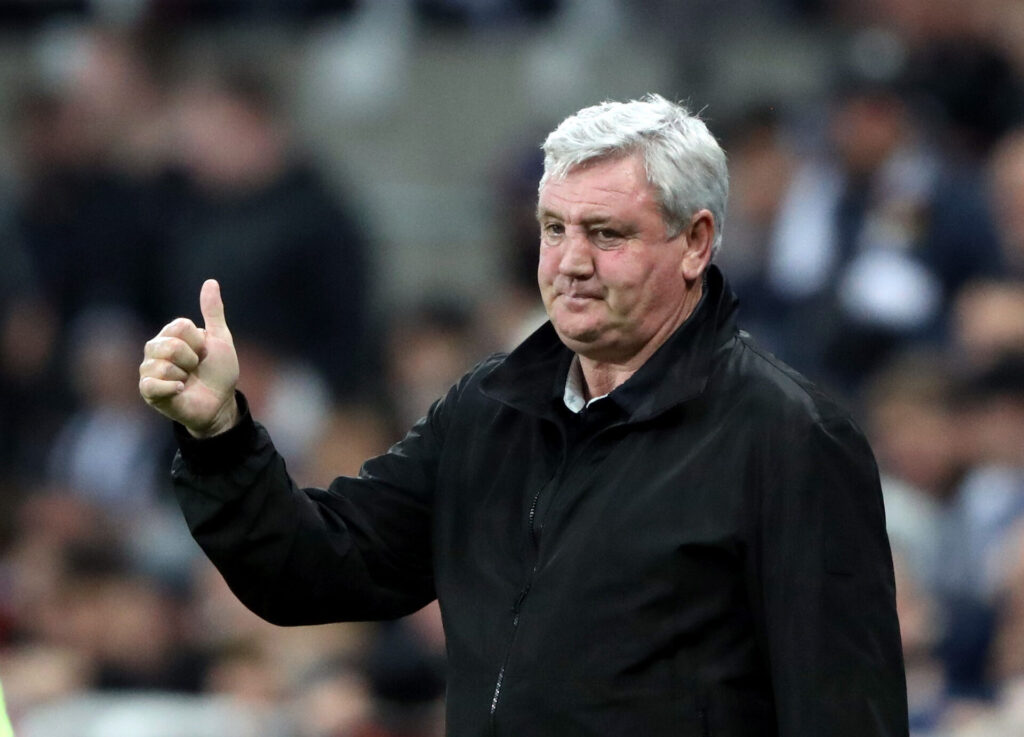 Steve Bruce med en tommelfinger i vejret.
