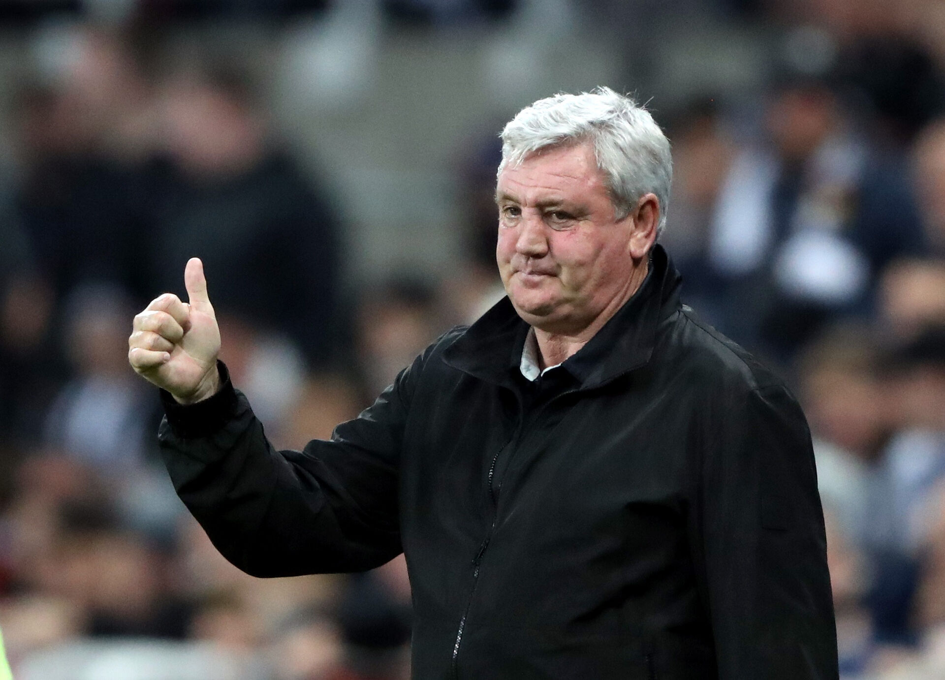 Steve Bruce med en tommelfinger i vejret.