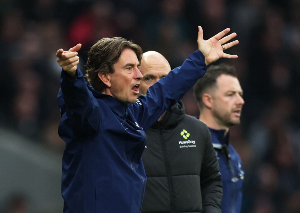 Thomas Frank slår ud med armene på sidelinjen for Tottenham.