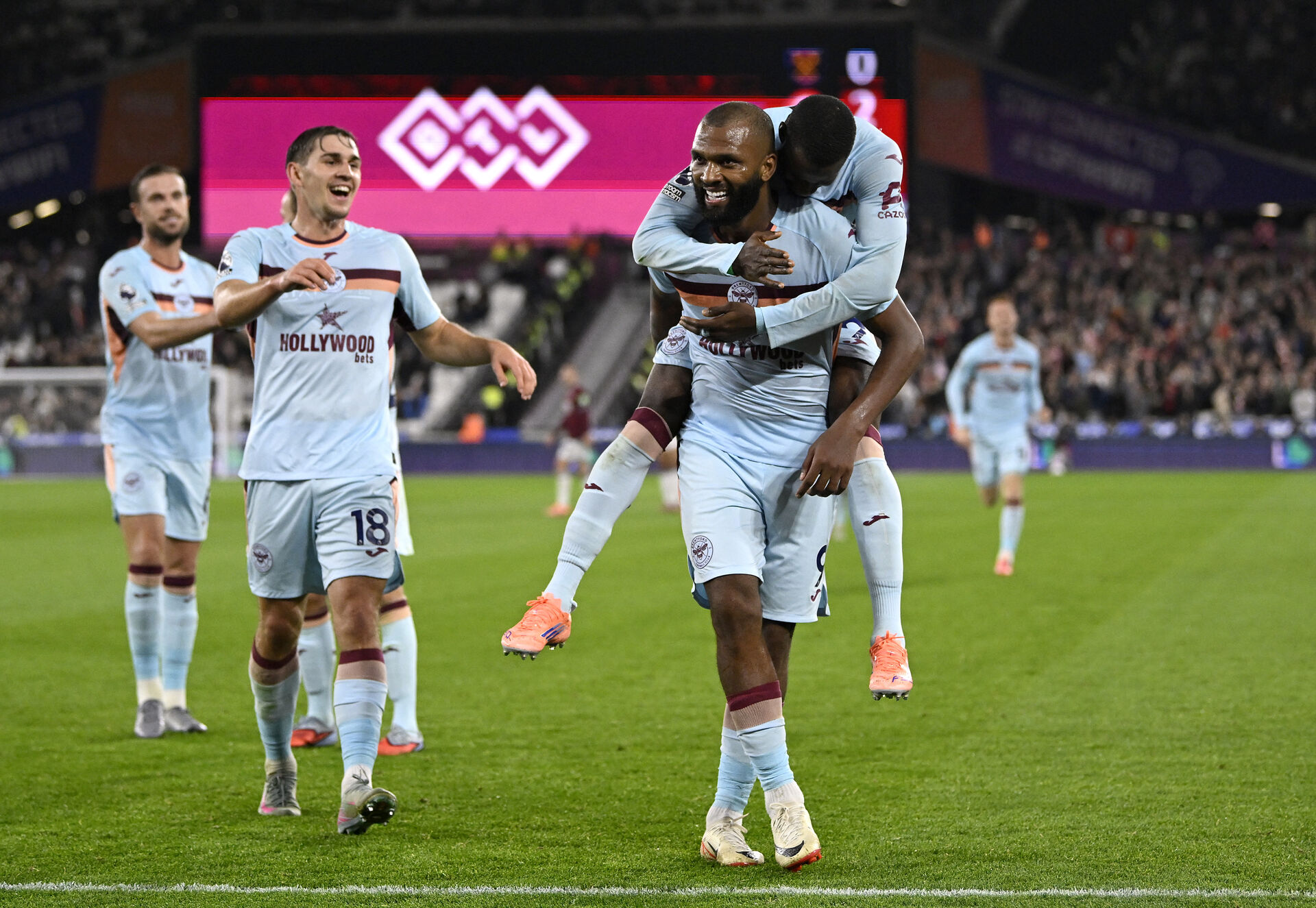 Igor Thiago jubler over en scoring.