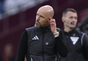 Erik ten Hag tager sig til øret.