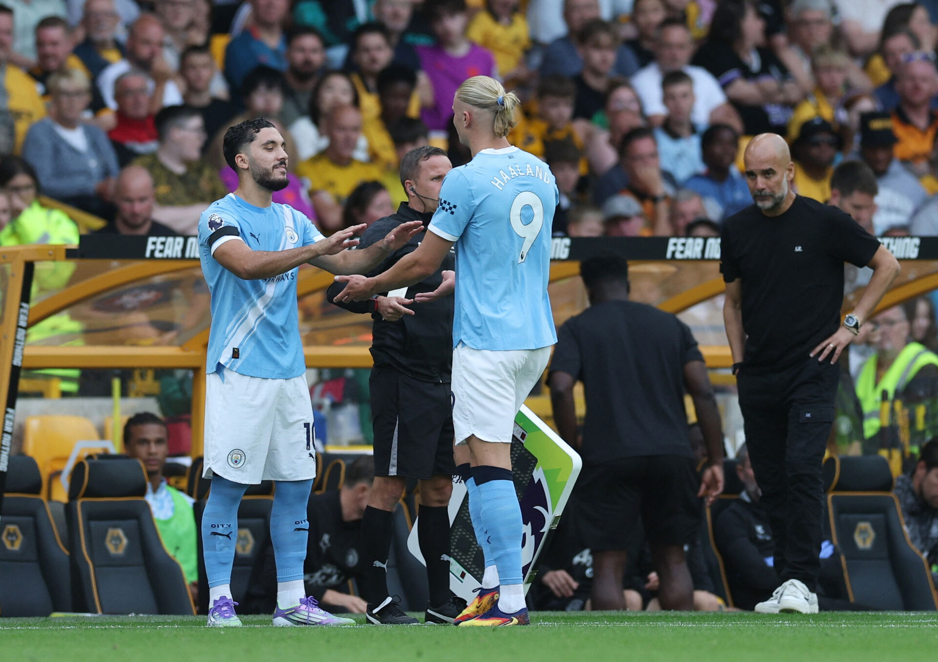 Erling Haaland skiftes ud for Rayan Cherki. 