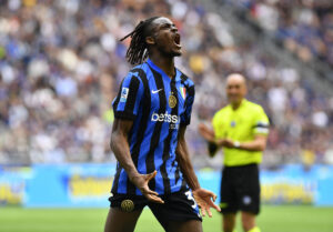 Yann Bisseck råber under en kamp for Inter