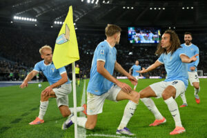 Gustav Isaksen sidder på det ene knæ og kigger over på Toma Basic og Matteo Guendouzi ved hjørneflaget på Stadio Olimpico.