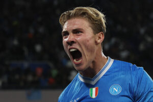 Rasmus Højlund fejrer en scoring for Napoli