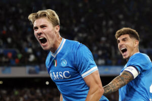 Rasmus Højlund fejrer en scoring for Napoli