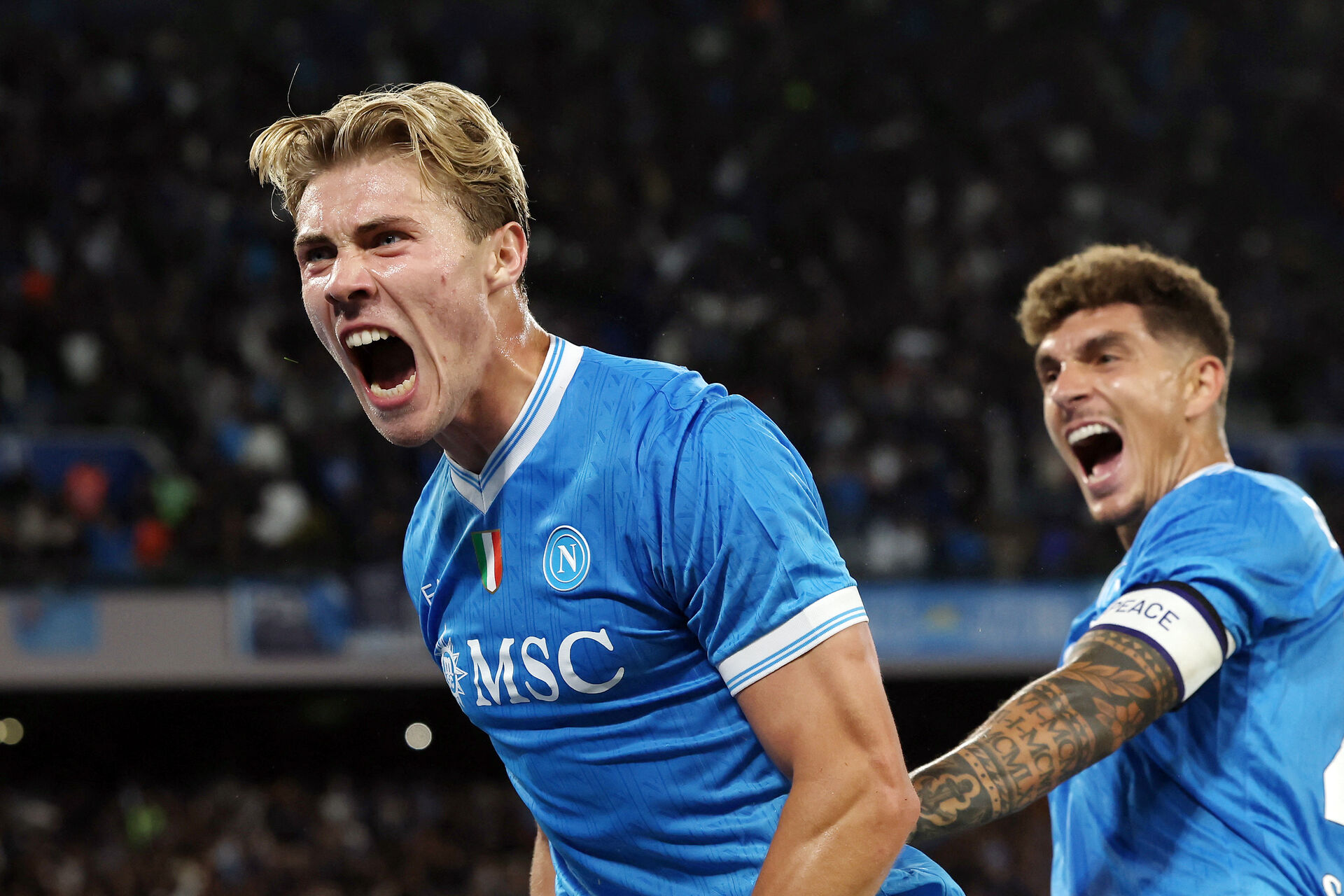 Rasmus Højlund fejrer en scoring for Napoli