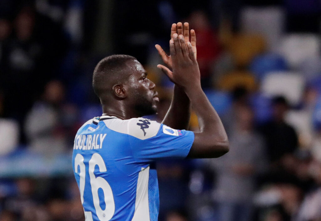Kalidou Koulibaly klapper i hænderne.