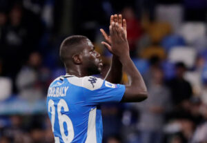 Kalidou Koulibaly klapper i hænderne.