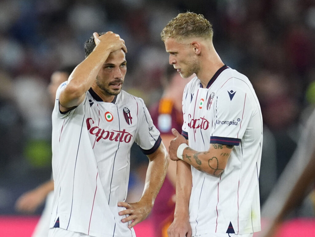 Jens Odgaard diskuterer med Remo Freuler under en BOlogna-kamp