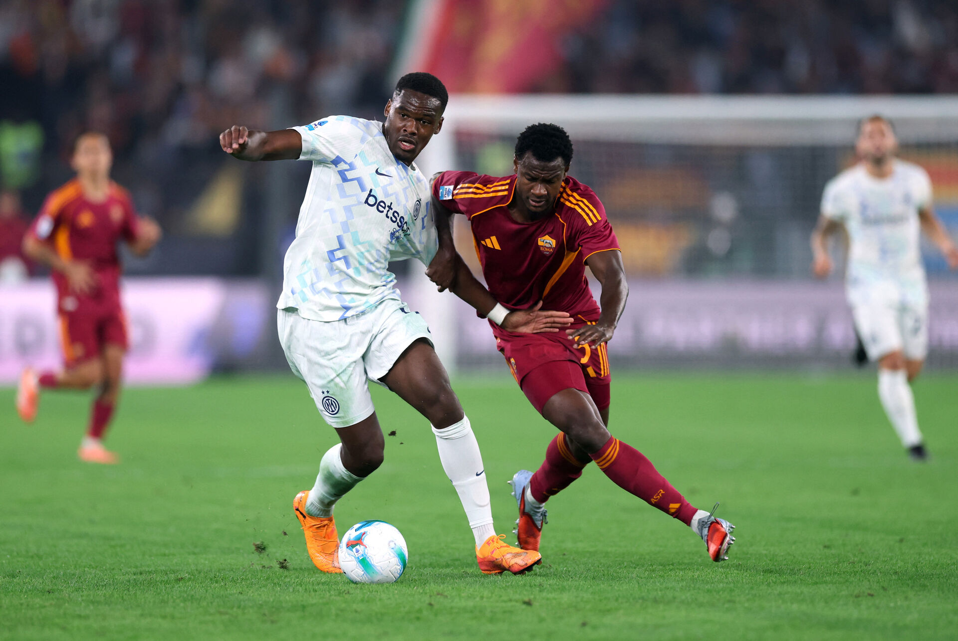 Yoan Bonny i duel med en Roma-spiller.