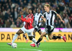 Thomas Kristensen i duel med Raphael Leao.