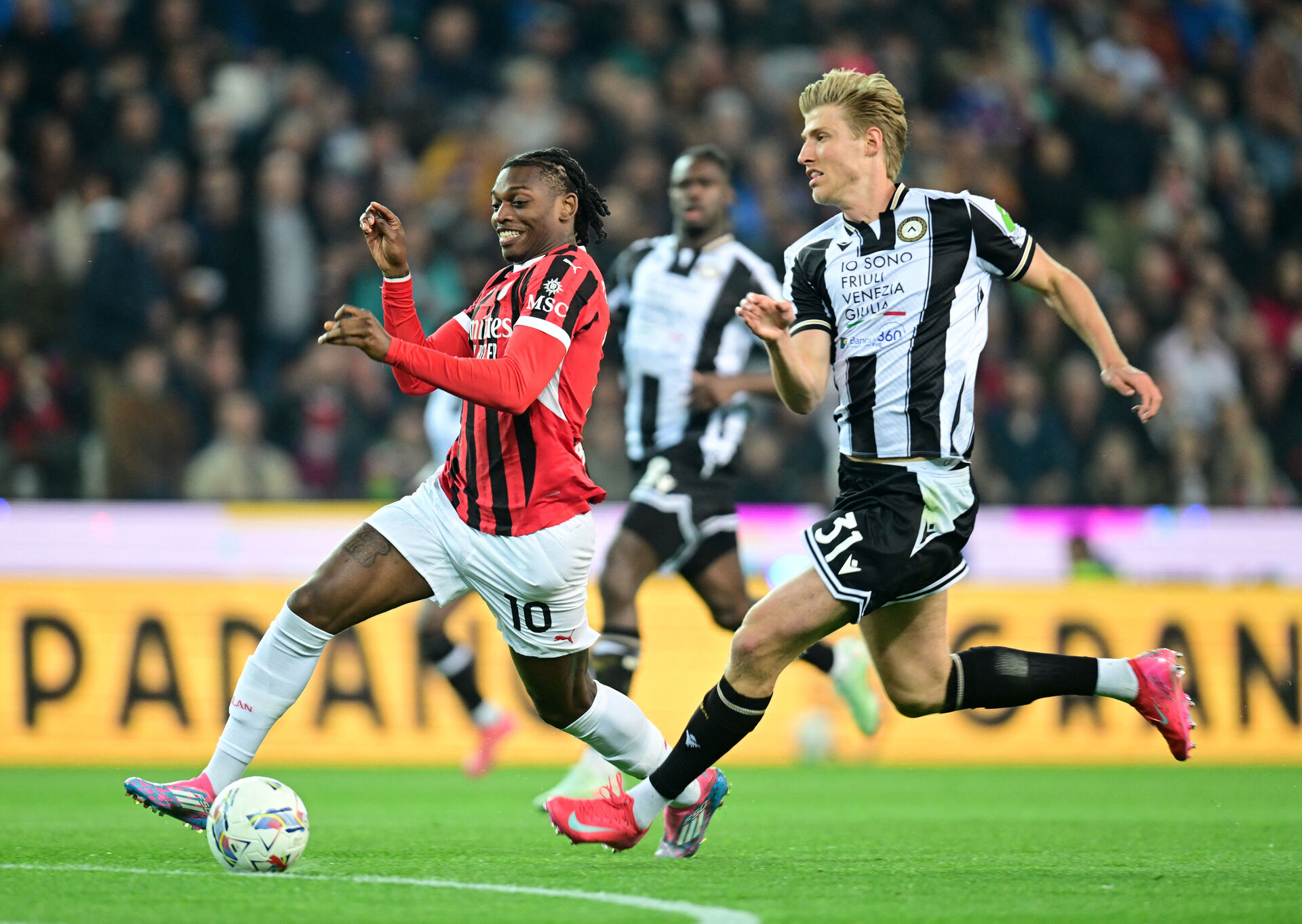 Thomas Kristensen i duel med Raphael Leao.