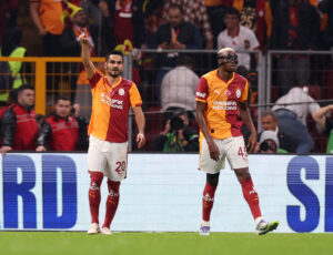 Ilkay Günodgan og Victor Osimhen jubler over scoring mod Besiktas.