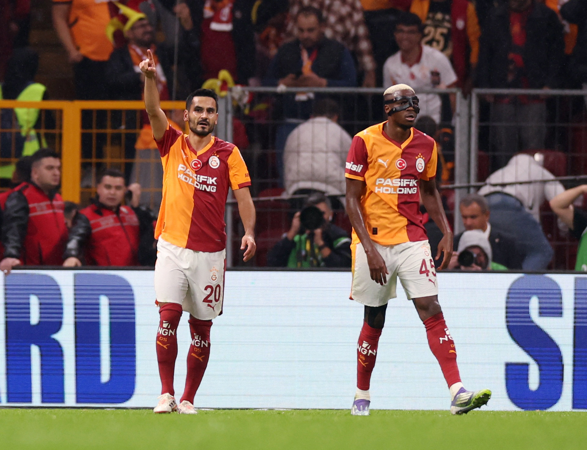 Ilkay Günodgan og Victor Osimhen jubler over scoring mod Besiktas.