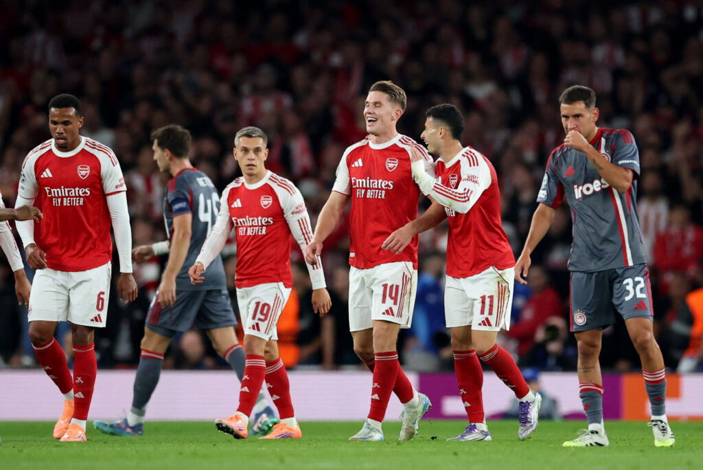 Arsenal-spillerne fejrer en scoring mod Olympiakos.