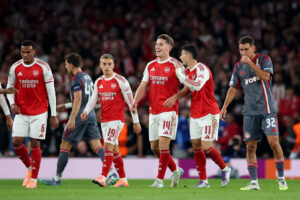 Arsenal-spillerne fejrer en scoring mod Olympiakos.
