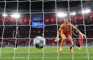 Bolden på vej i mål i kampen mellem Leverkusen og Paris Saint-Germain.