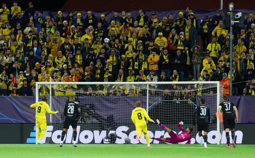 Kasper Høgh brænder et straffespark mod Tottenham.