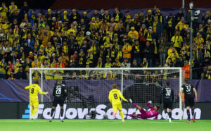 Kasper Høgh brænder et straffespark mod Tottenham.