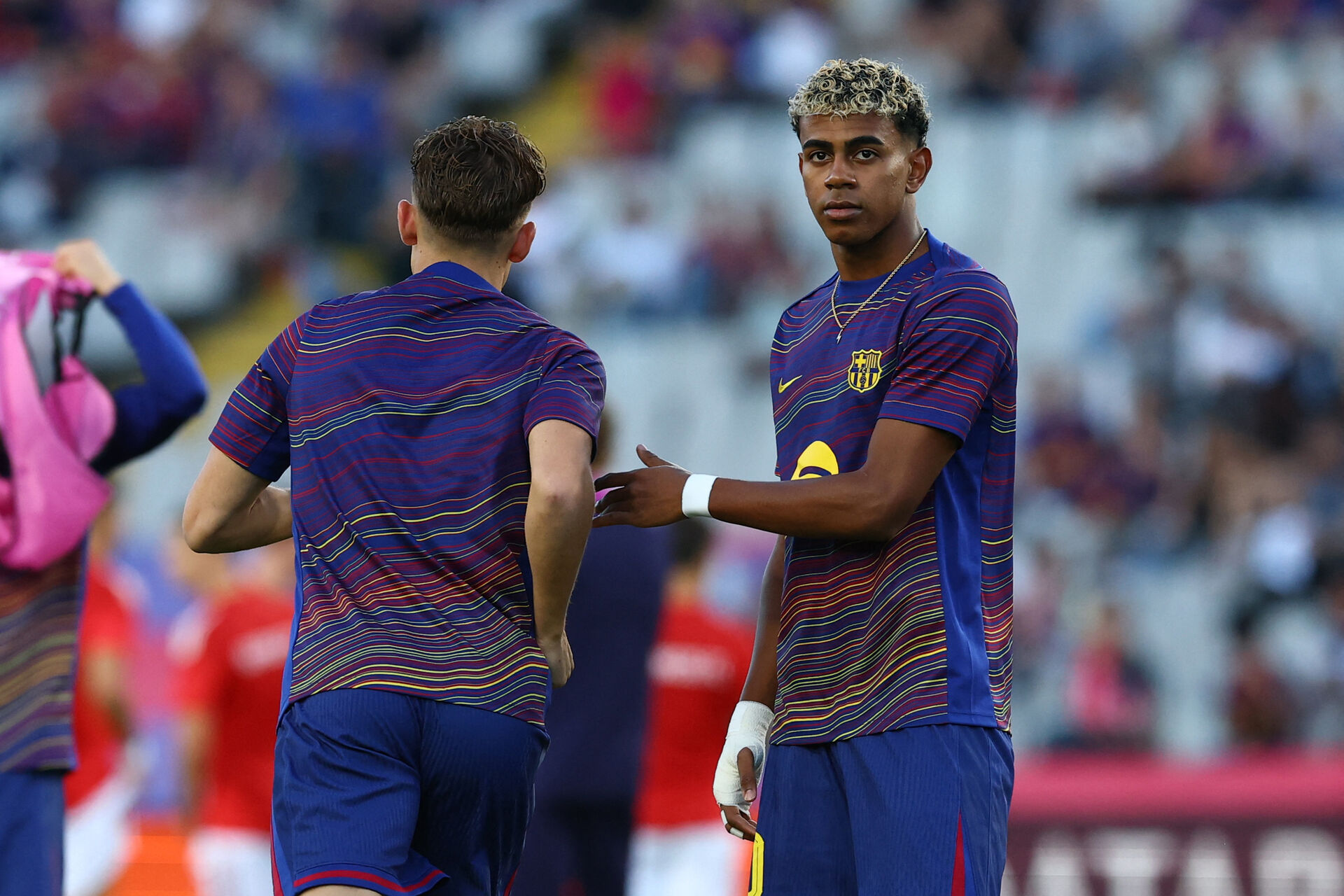Lamine Yamal varmer op for FC Barcelona.