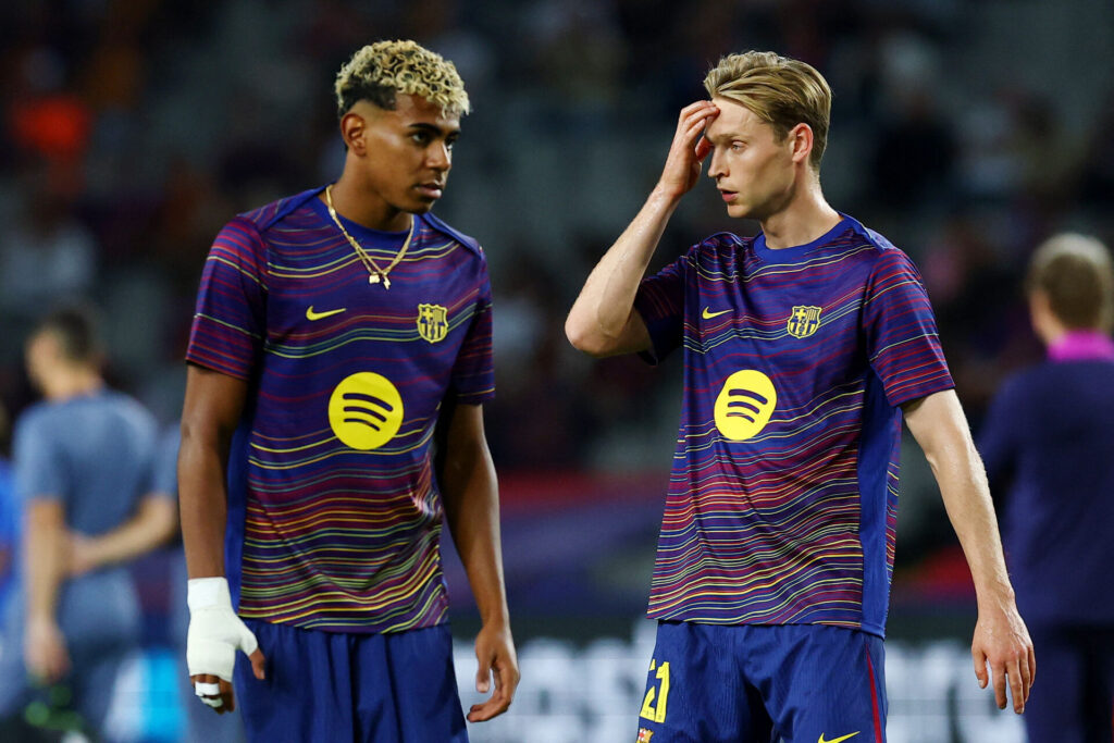 Frenkie de Jong sammen med Lamine Yamal under en kamp for FC Barcelona.