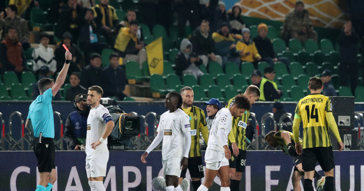 Stempling i halshøjde: CL-miniput får direkte rødt efter tre minutter Foto: Ritzau Scanpix/REUTERS