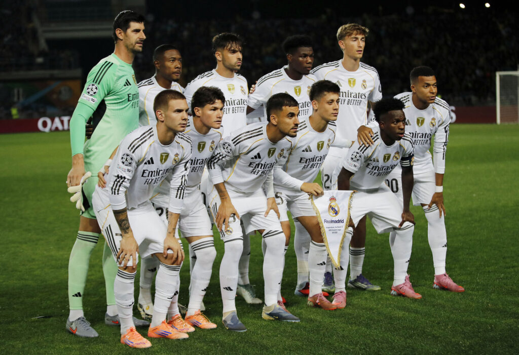 Real Madrids spillere liner op til holdbillede inden kamp mod Kairat Almaty.