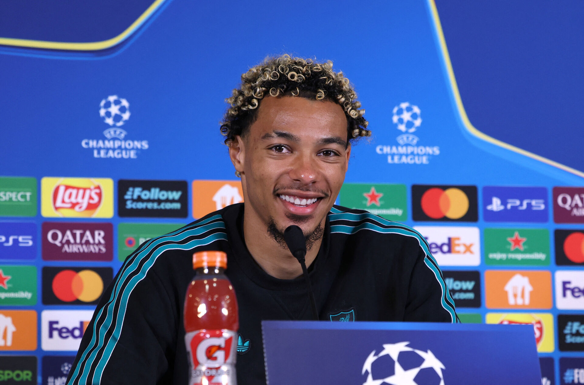 Hugo Ekitike på et pressemøde før en Liverpool-kamp