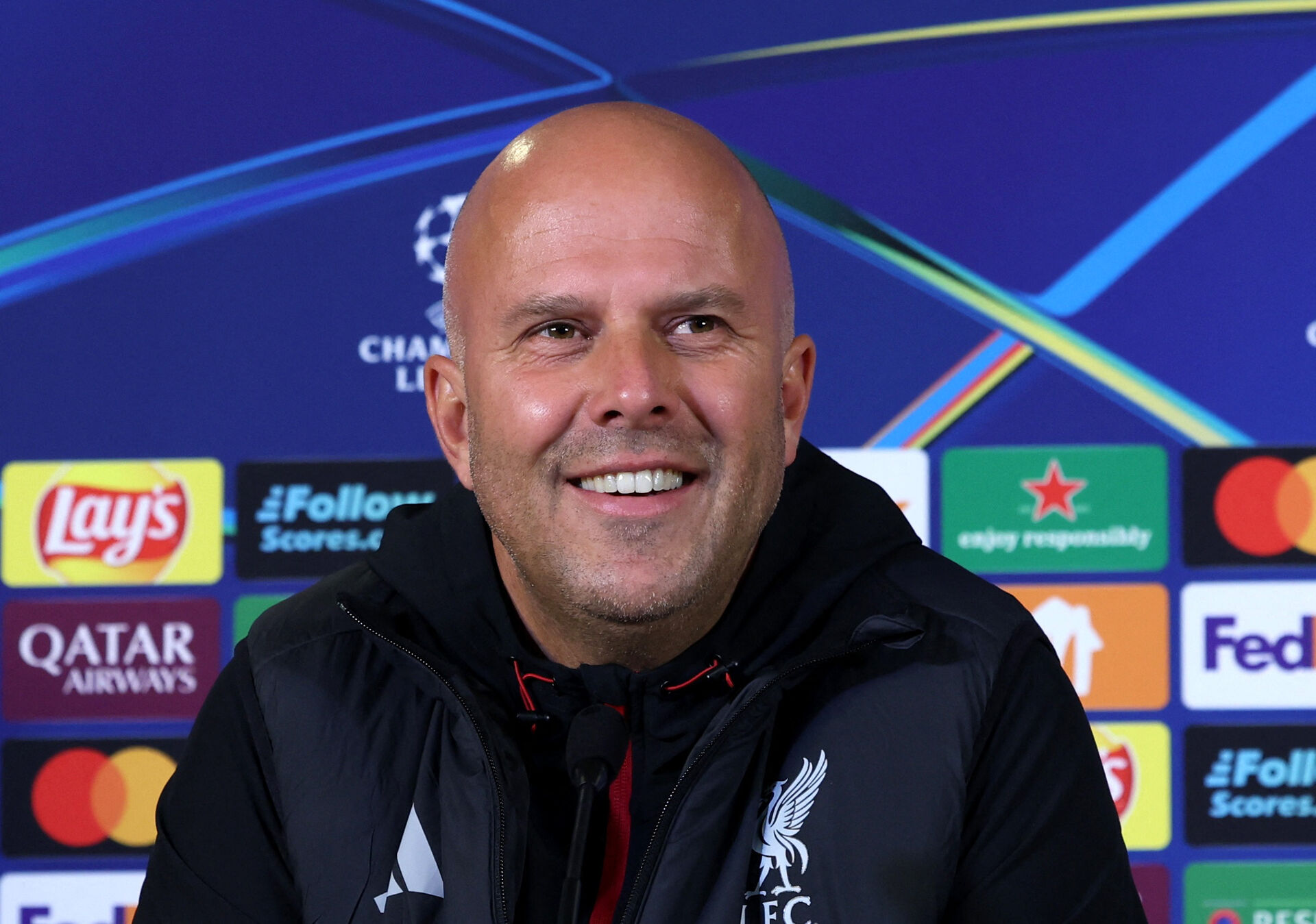 Arne Slot på et pressemøde.