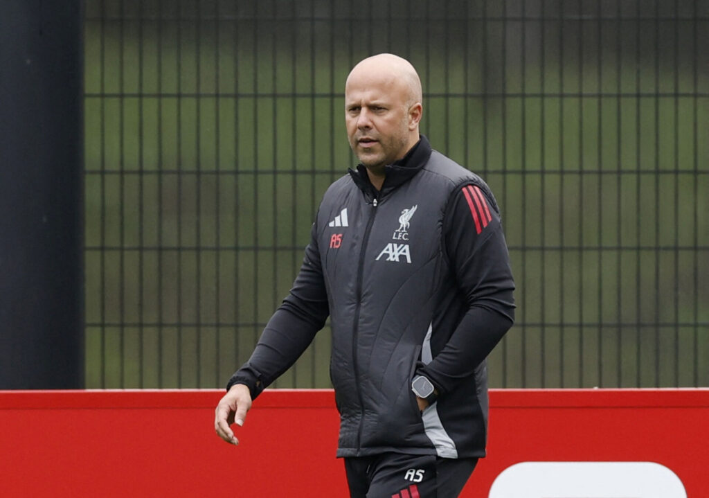 Arne Slot på træningsbanen i Liverpool.