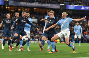 Rasmus Højlund og Erling Haaland i kamp om bolden.