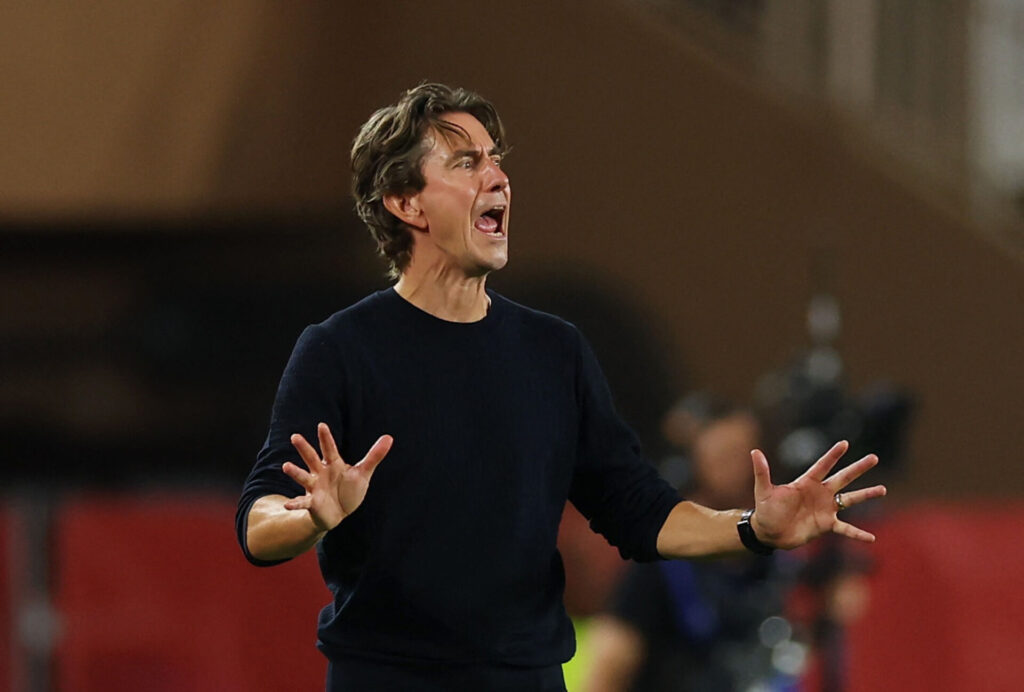 Thomas Frank slår ud med armene.