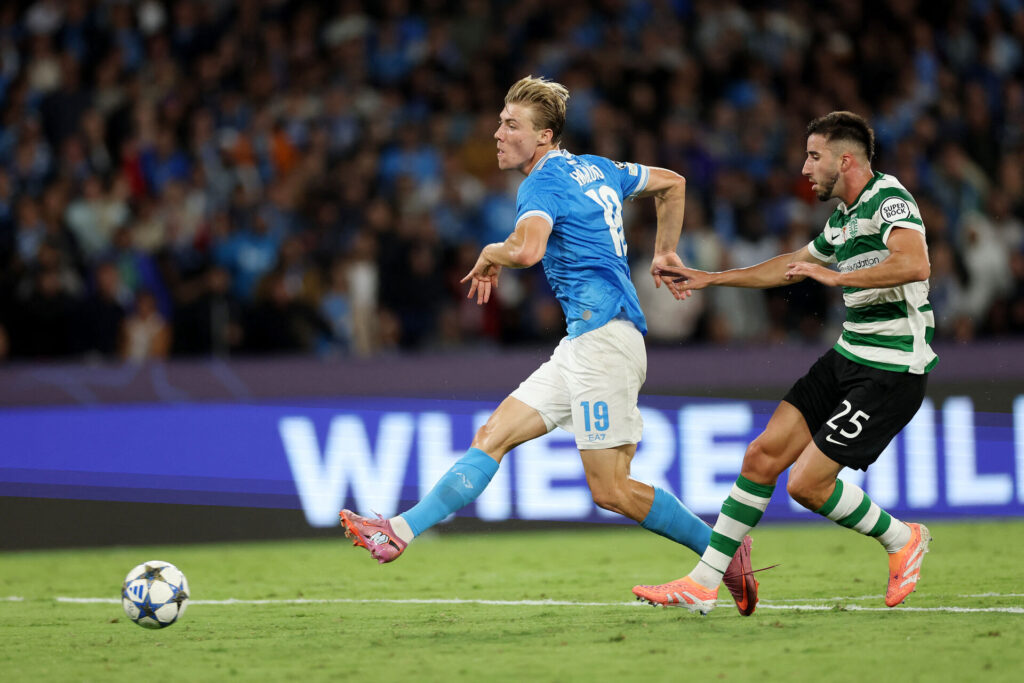 Rasmus Højlund scorer for Napoli mod Sporting.