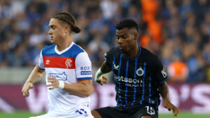 Raphael Onyedika i duel med svensker