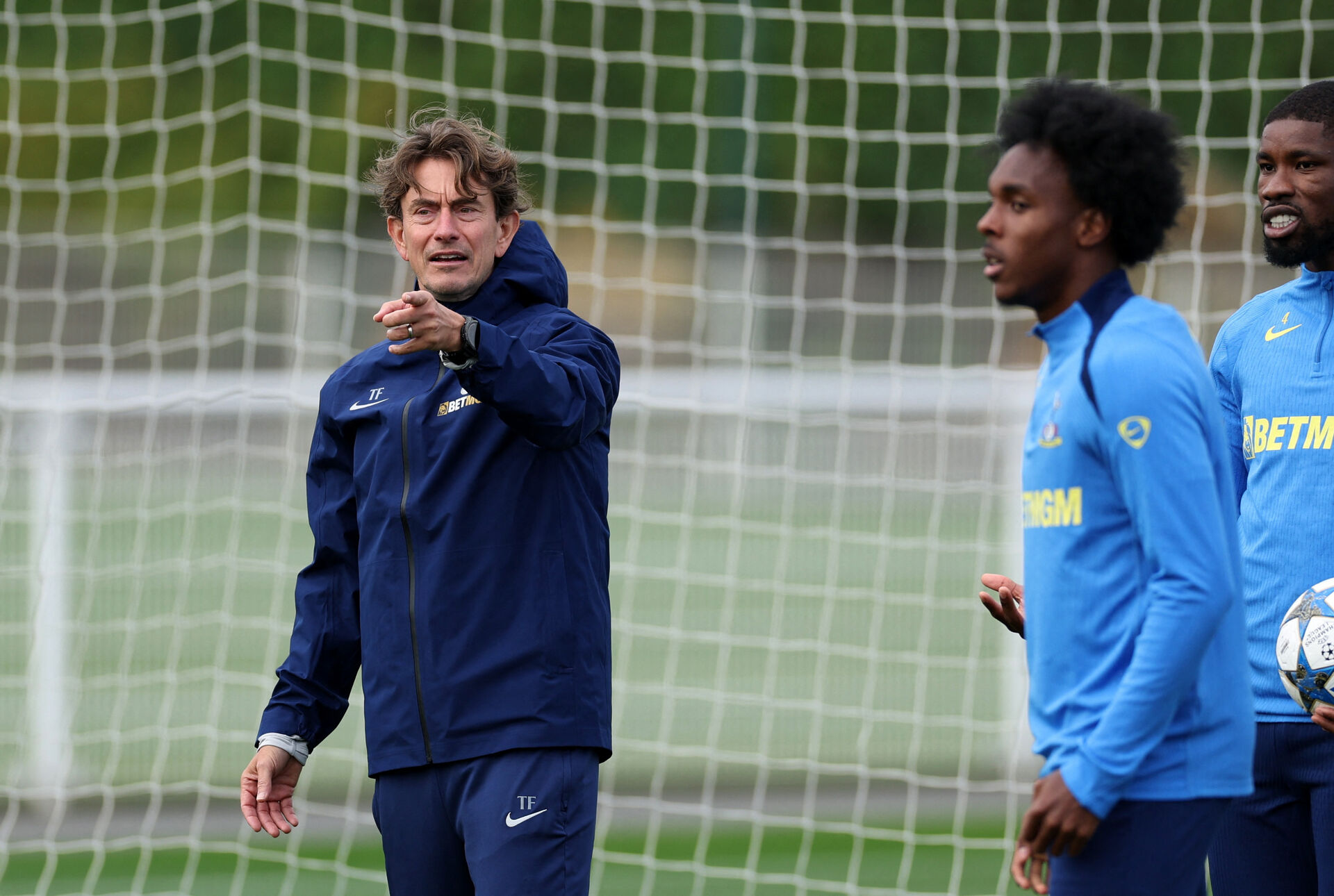 Thomas Frank peger med fingeren til træning.