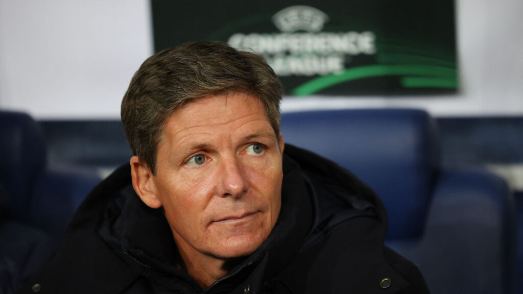 Oliver Glasner sidder foran et Conference League-skilt