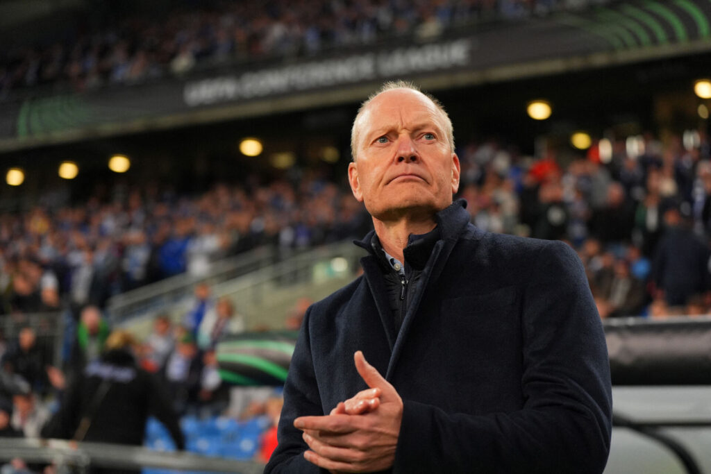 Niels Frederiksen klapper i hænderne.