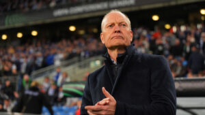 Niels Frederiksen folder sin hænder