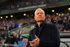 Niels Frederiksen klapper i hænderne.