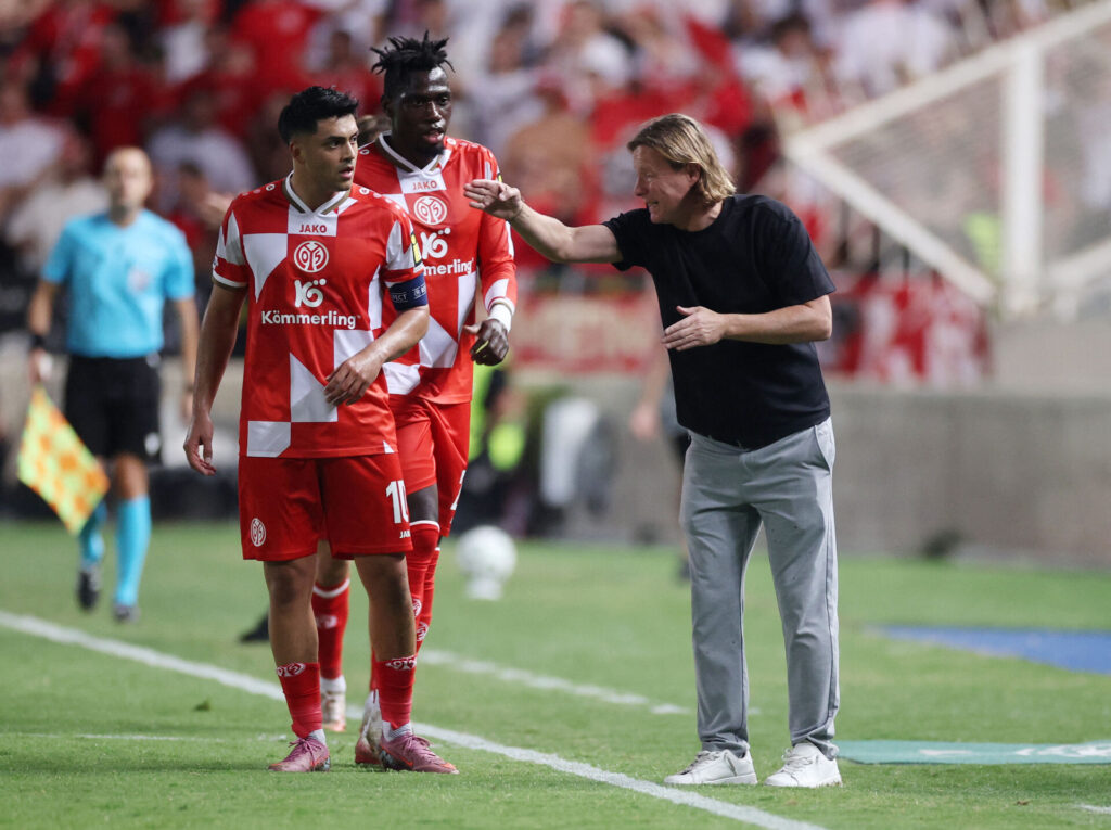 Bo Henriksen står på sidelinjen for Mainz 05.