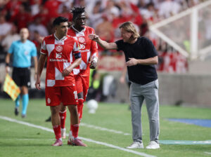 Bo Henriksen står på sidelinjen for Mainz 05.