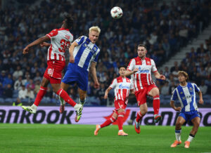 Victor Froholdt stiger til vejrs og header til bolden.