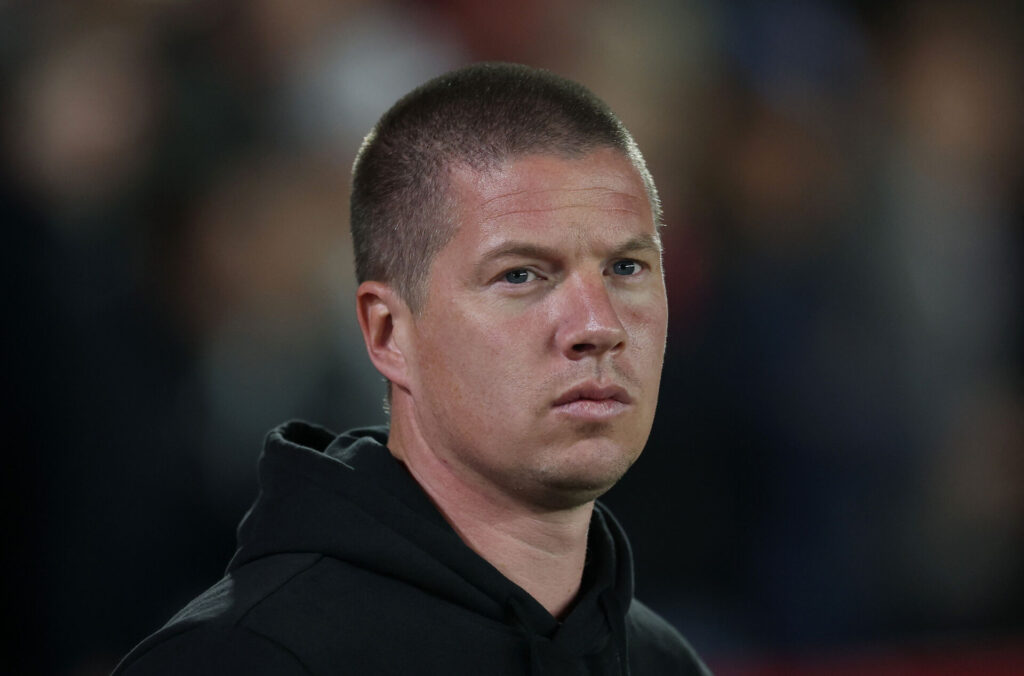 Mike Tullberg kigger.